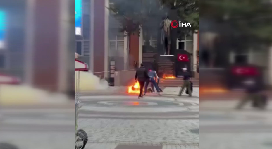 Kaymakamlığın önünde kendini ateşe verdi