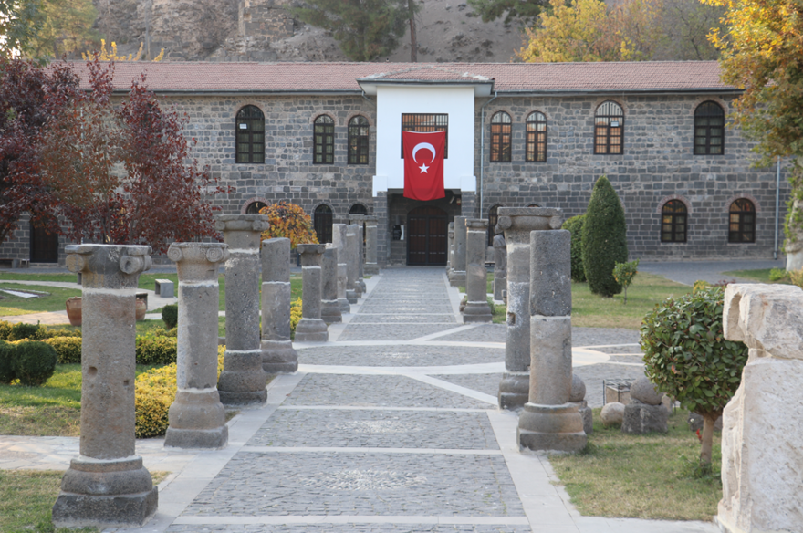 "TAŞ ESERLERİ BAHÇEYE ÇIKARMAYA BAŞLADIK" 2