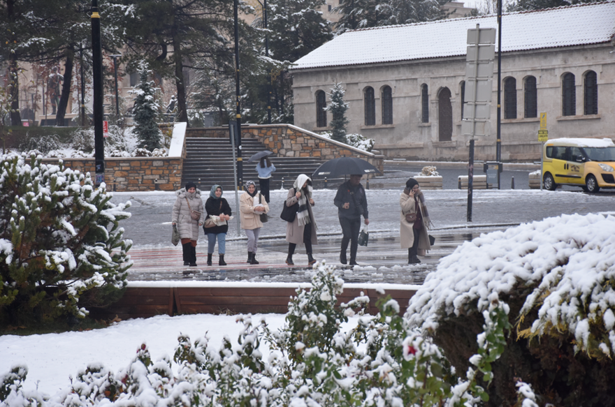 Kar yağışı uyarıları geliyor Sivas'ta 40 santimetreye ulaştı Kar yağışı uyarıları geliyor Sivas'ta 40 santimetreye ulaştı