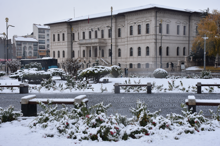 Kar yağışı uyarıları geliyor Sivas'ta 40 santimetreye ulaştı 1 Kar yağışı uyarıları geliyor Sivas'ta 40 santimetreye ulaştı 1