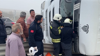Edirne'de kamyon devrildi, sürücü araçta sıkıştı 