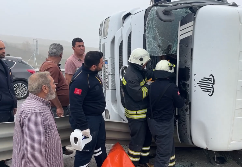 Edirne'de kamyon devrildi, sürücü araçta sıkıştı 