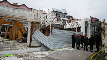Samsun'da mahkeme kararı sonrası eğlence mekanının yıkımı başladı 