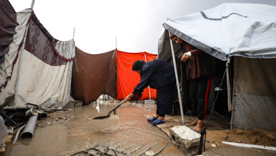 Şiddetli yağış nedeniyle Gazze'de çadırlar su altında kaldı