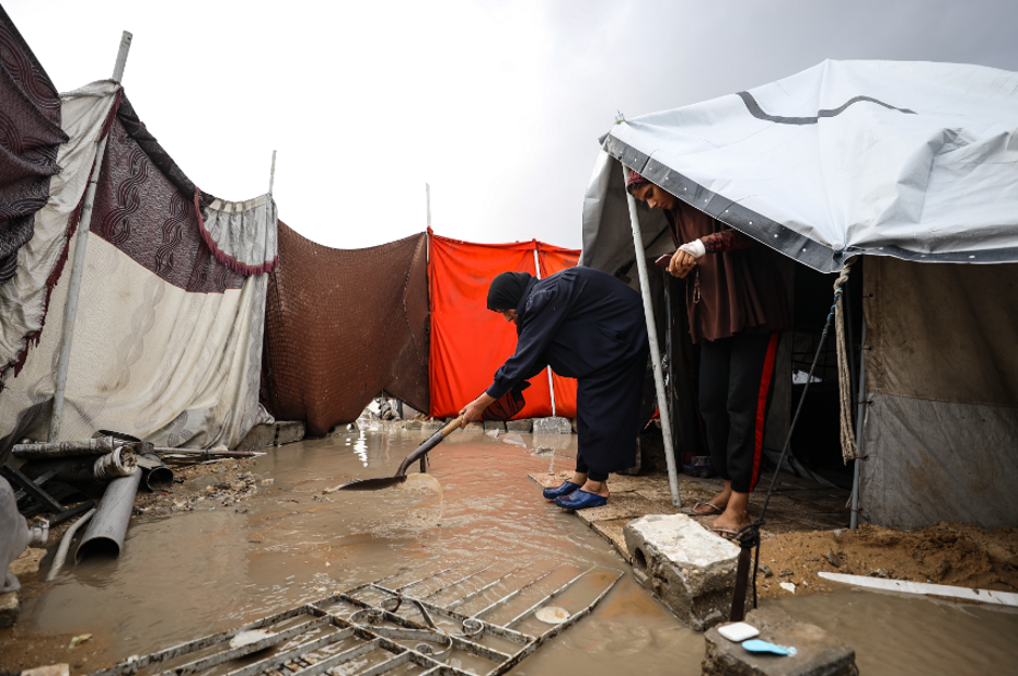 Şiddetli yağış nedeniyle Gazze'de çadırlar su altında kaldı