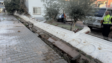 Mersin'de siteyi su bastı, istinat duvarı yıkıldı