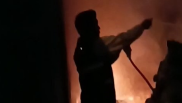 Siirt’te avludaki odun ve kağıtlar yandı, belediye temizlik işçileri söndürdü 