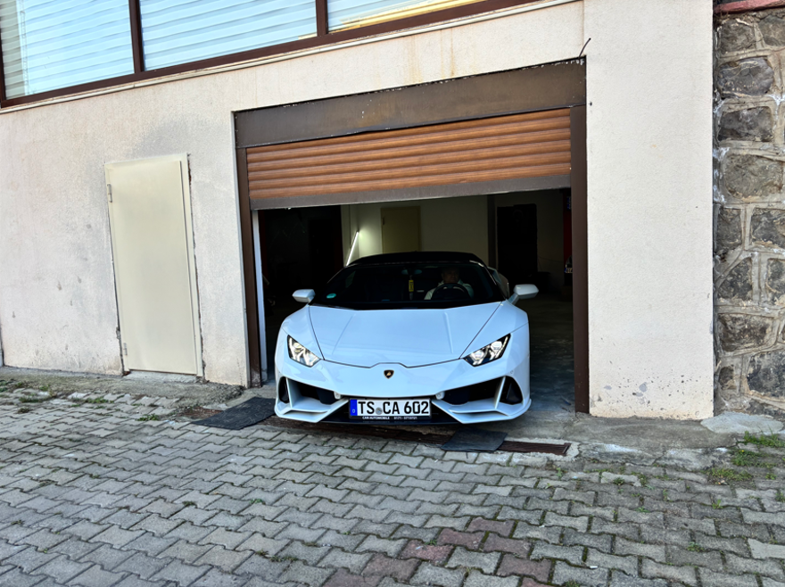 Lamborghini ile köye geldi, ninesi direksiyona geçti 5