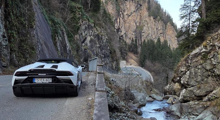 Lamborghini ile köye geldi, ninesi direksiyona geçti 6