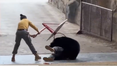 Ayı bakıcısıyla güreşti, basket potası bile ayıramadı
