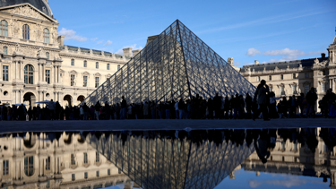 Louvre personeli greve gitti, müze ziyarete kapandı