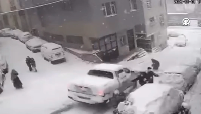 Kağıthane'de yokuşta kayan pikabın çarptığı 2 çocuk yaralandı