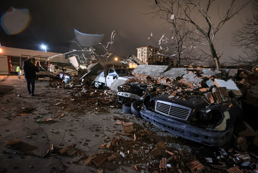 Bursa'da lodos duvarı devirdi, altında kalan 10 araç hurdaya döndü 4