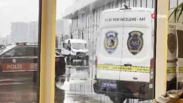 Zeytinburnu’nda siteye bırakılan kargo paketi patladı,  3 kişi yaralandı