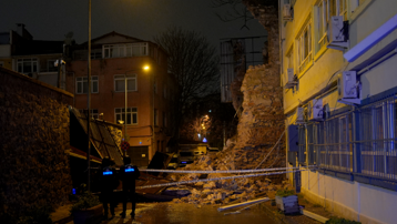 Beyoğlu'nda tarihi metruk binanın duvarı yıkıldı