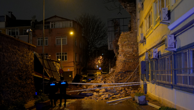 Beyoğlu'nda tarihi metruk binanın duvarı yıkıldı