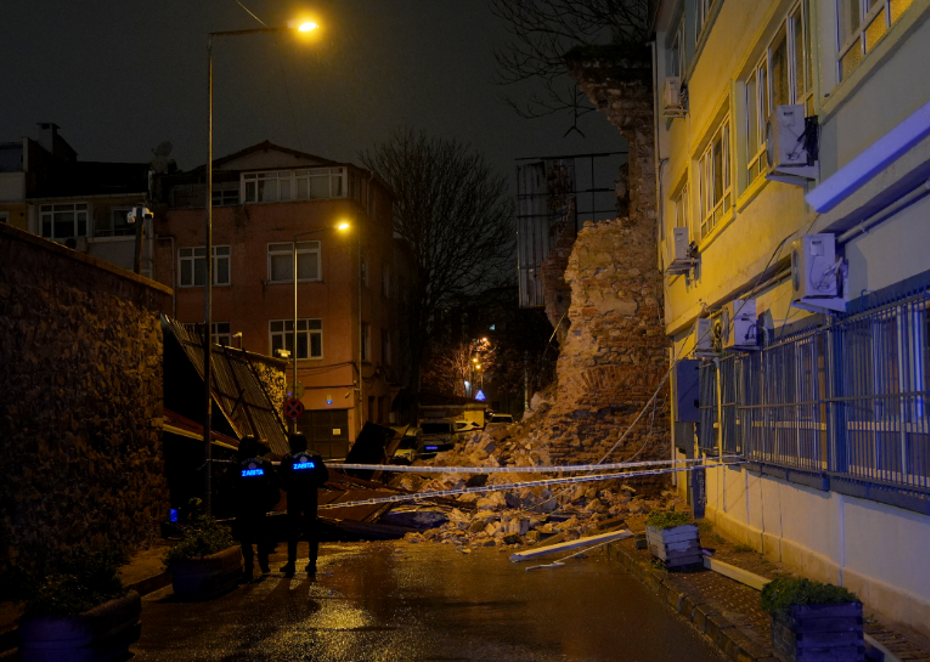 Beyoğlu'nda tarihi metruk binanın duvarı yıkıldı