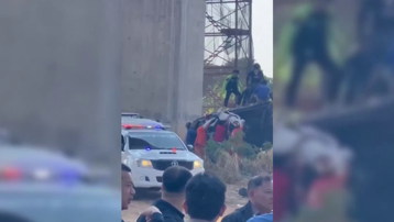 Tayland'da vinç trenin üzerine düştü