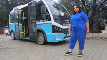 Yaptığı şakaya eşinden destek gelince Zeynep Kaptan minibüs direksiyonuna geçti