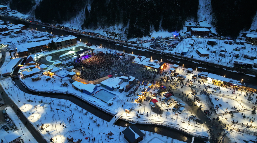 Uzungöl çevresinde binlerce kişilik horonla rekor kırıldı 3
