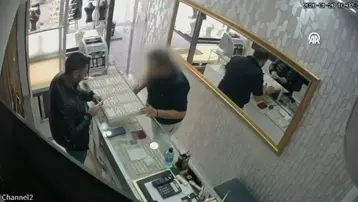 Altını denedi, fırsatı buldu! Kuyumcudaki hırsızlık kamerada