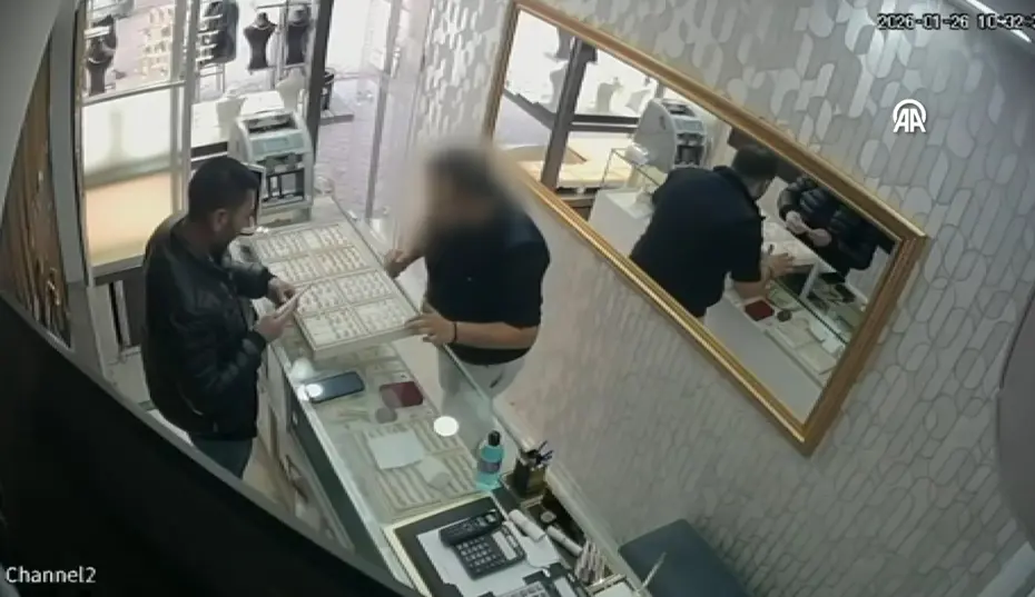 Altını denedi, fırsatı buldu! Kuyumcudaki hırsızlık kamerada