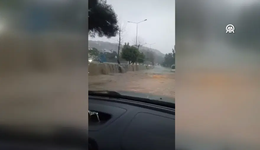 Aydın'da fırtına, sel, dolu. Deniz suyu bulvarla birleşti 3
