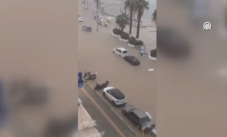 Aydın'da fırtına, sel, dolu. Deniz suyu bulvarla birleşti 8