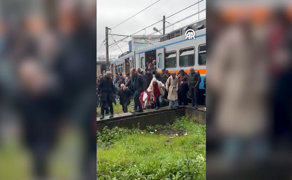 İstanbul Esenler'de metro raydan çıktı. Seferlerde aksama yaşanıyor