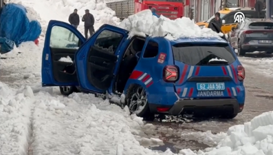 Çatıda biriken kar kütlesi jandarma aracına düştü