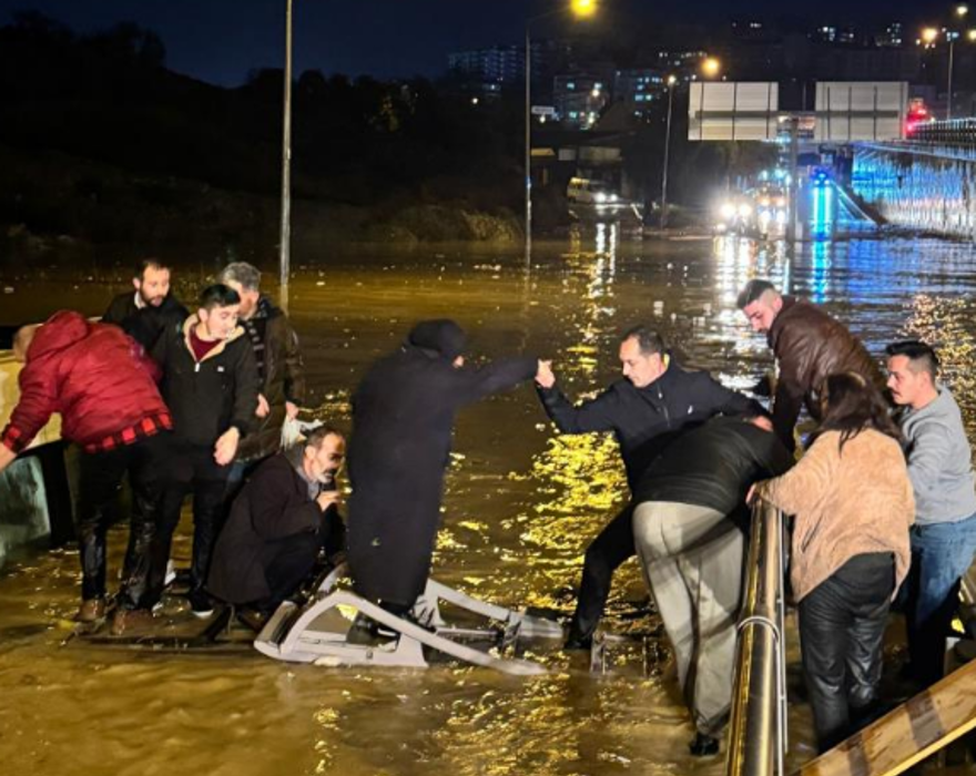 Sele kapılan minibüste can pazarı Sele kapılan minibüste can pazarı