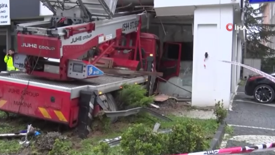 Büyükçekmece'de vinç, diş kliniğine çarptı. Yaralılar var 