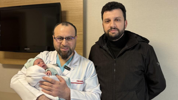 Nadir görülen bir hastalıkla doğdu, karnı sıvıyla doldu