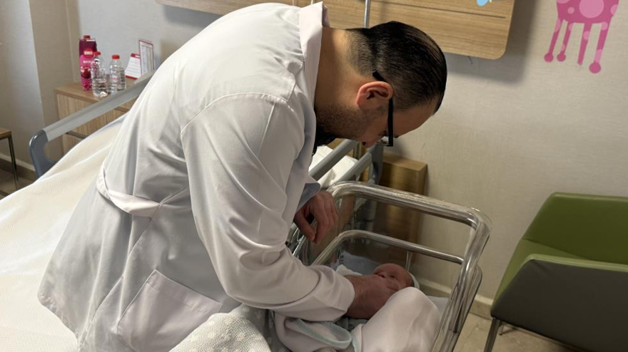 Nadir görülen bir hastalıkla doğdu, karnı sıvıyla doldu 