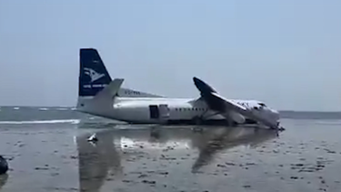 Somali'de yolcu uçağı pistten çıktı, kanadı koptu. Ölen ya da yaralanan yok