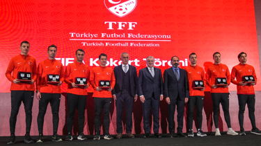 FIFA kokart töreni Riva'da yapıldı. 36 hakem FIFA kokartı taktı