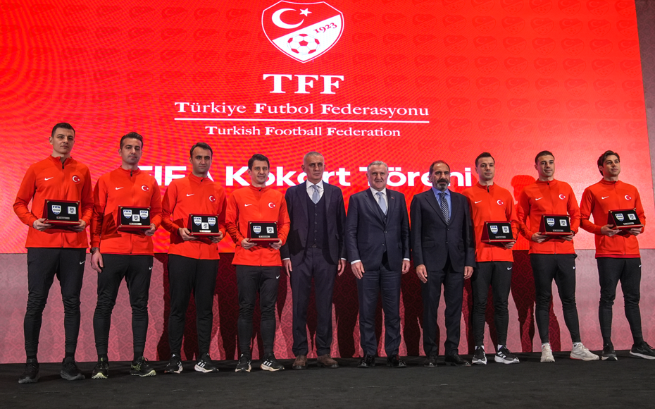 FIFA kokart töreni Riva'da yapıldı. 36 hakem FIFA kokartı taktı