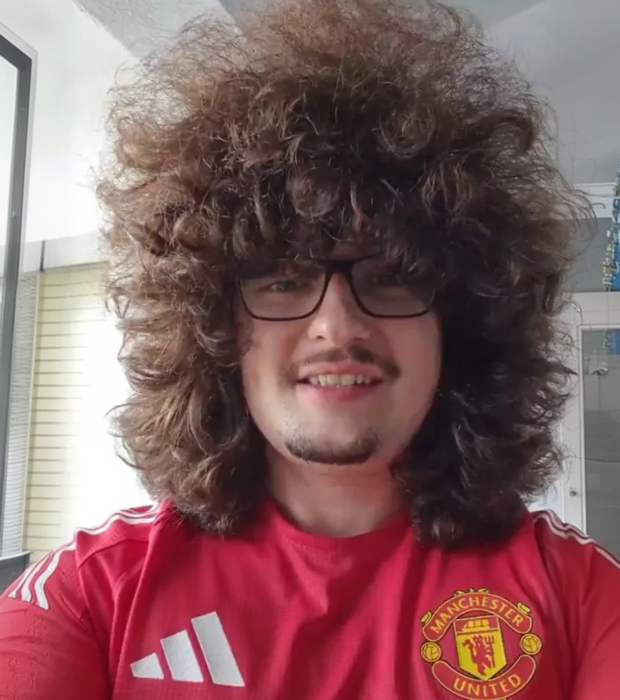 Bu kez çok yaklaşmıştı. 500 gündür saçlarını kesmeyen Manchester taraftarı yine berbere gidemedi Bu kez çok yaklaşmıştı. 500 gündür saçlarını kesmeyen Manchester taraftarı yine berbere gidemedi