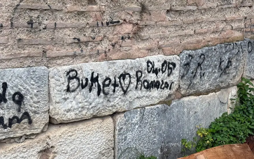 2 bin yıllık tarihi yapıya büyük saygısızlık 1