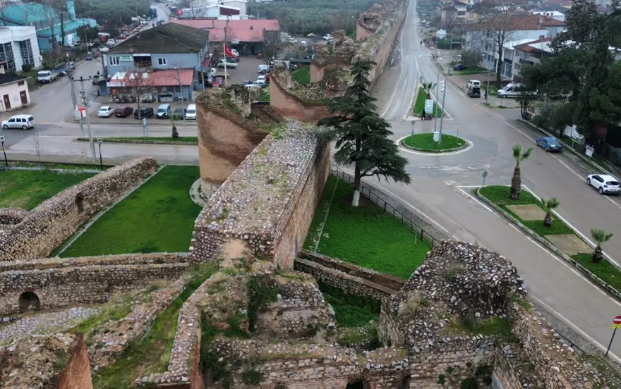 2 bin yıllık tarihi yapıya büyük saygısızlık 4