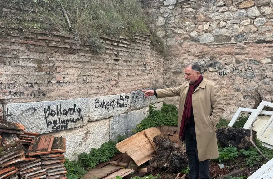 2 bin yıllık tarihi yapıya büyük saygısızlık 2