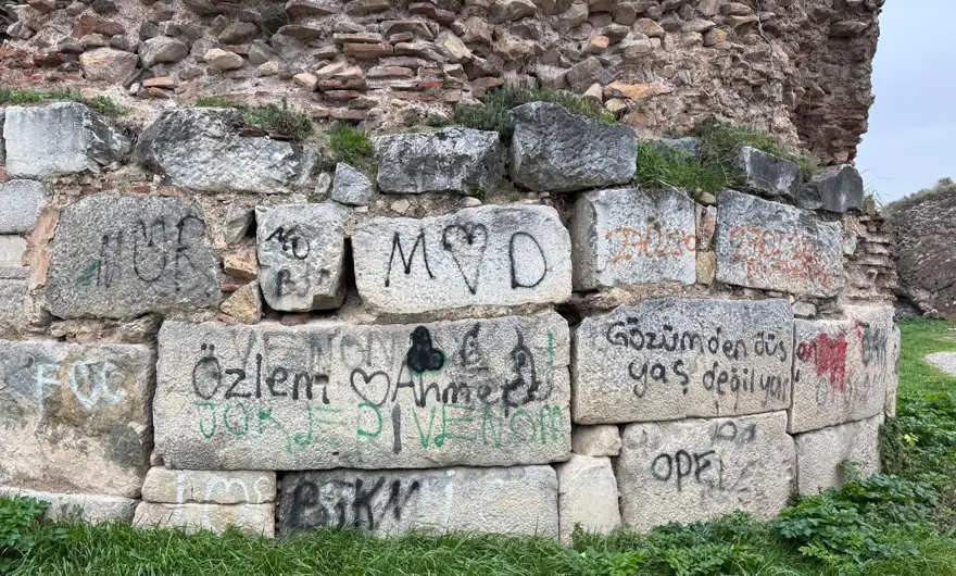 2 bin yıllık tarihi yapıya büyük saygısızlık 