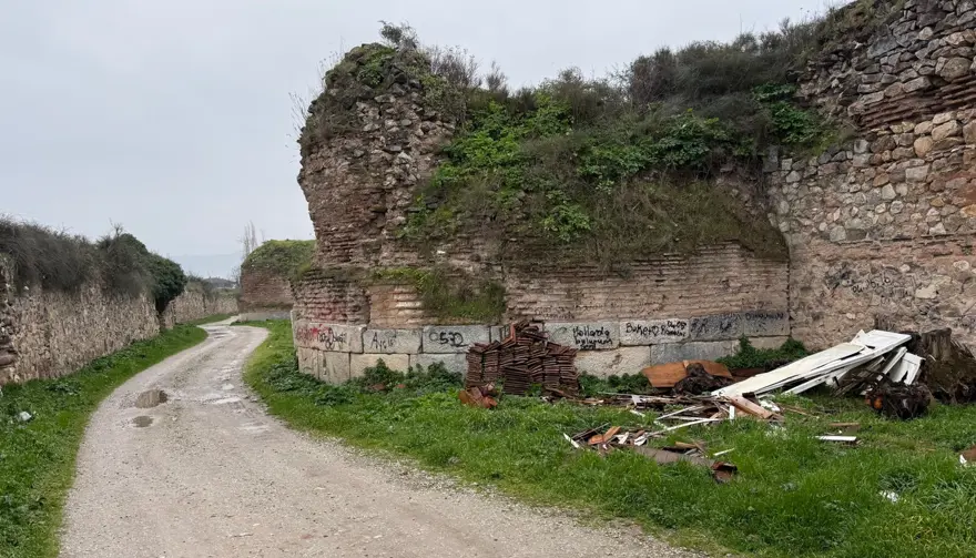 2 bin yıllık tarihi yapıya büyük saygısızlık 3