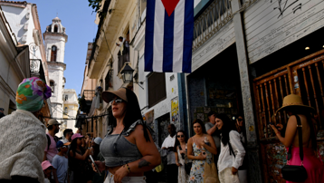 Elektrik kesildi, uçuşlar iptal, oteller kapandı. Turistler kaçıyor