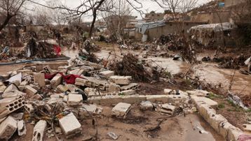 Suriye'nin kuzeyini sel vurdu. İdlib'in çadır kamplarını su bastı