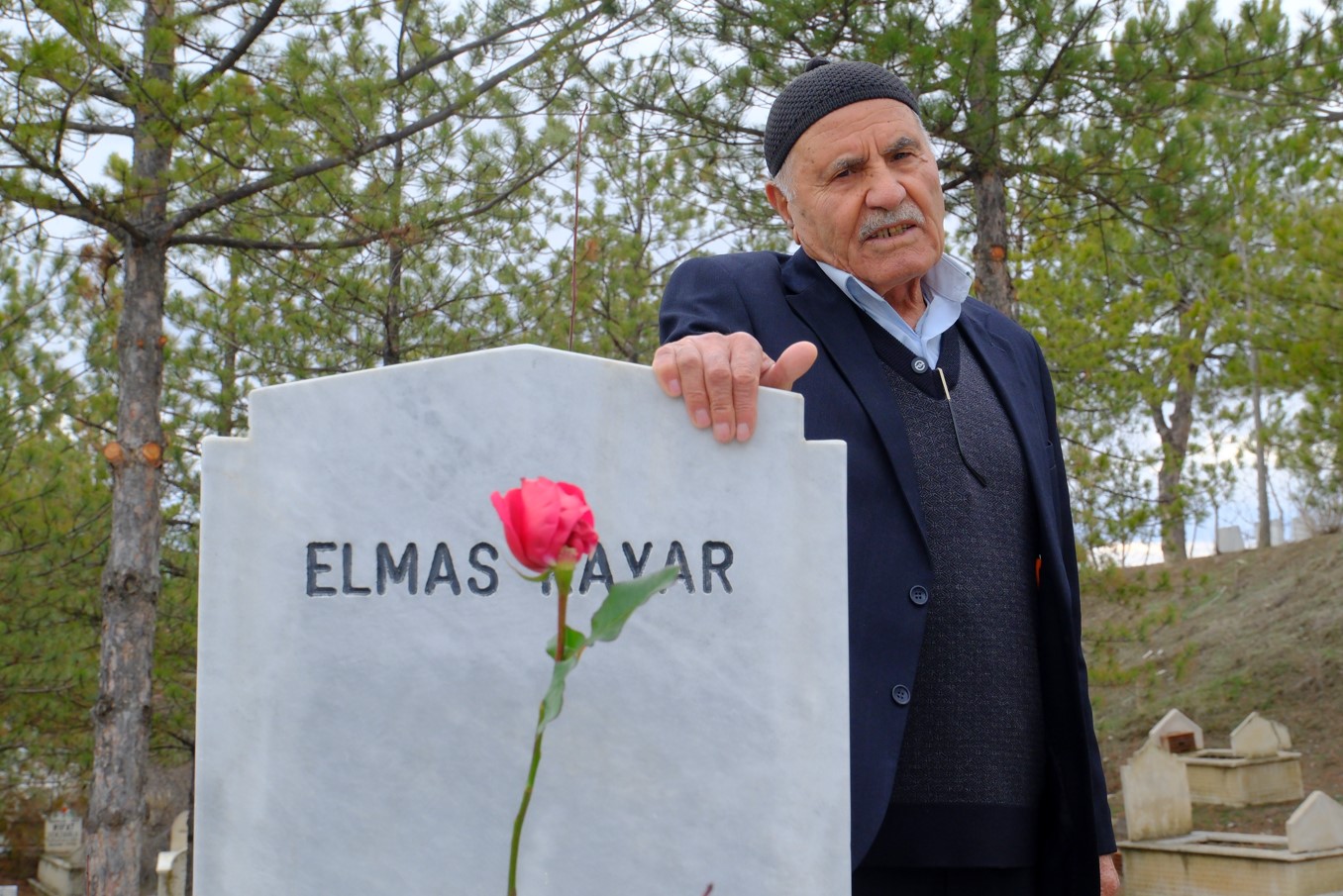 Eşini 10 yıl önce kaybetti, her 14 Şubat'ta bir kırmızı gülle ziyaret ediyor