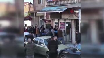 "Niye geziyorsunuz burada" deyip polislere satırla saldırdı: 6 yaralı