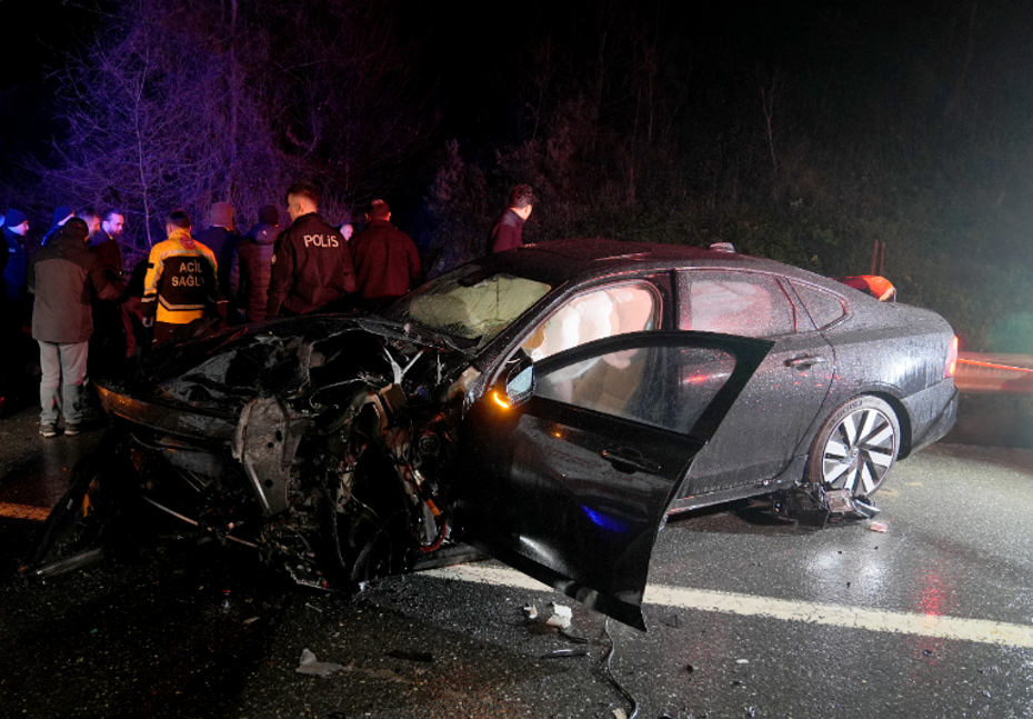 Kafa kafaya çarpışan araçlarda 1 kişi öldü, 5 kişi yaralandı