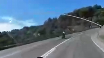 Aynı yerde art arda iki sollama kazası. 2 motosikletli öldü