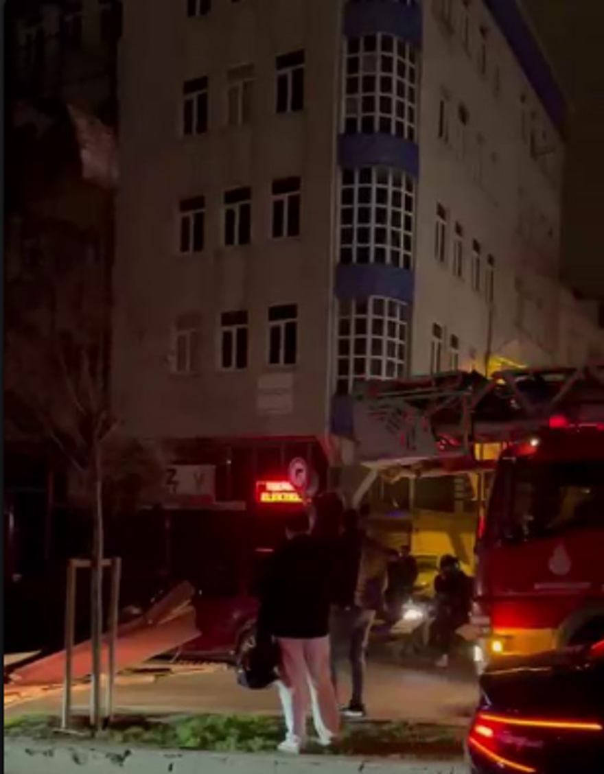 Bahar havasının ardından fırtına İstanbul'u vurdu. Çatılar ve bina kaplamaları uçtu  3